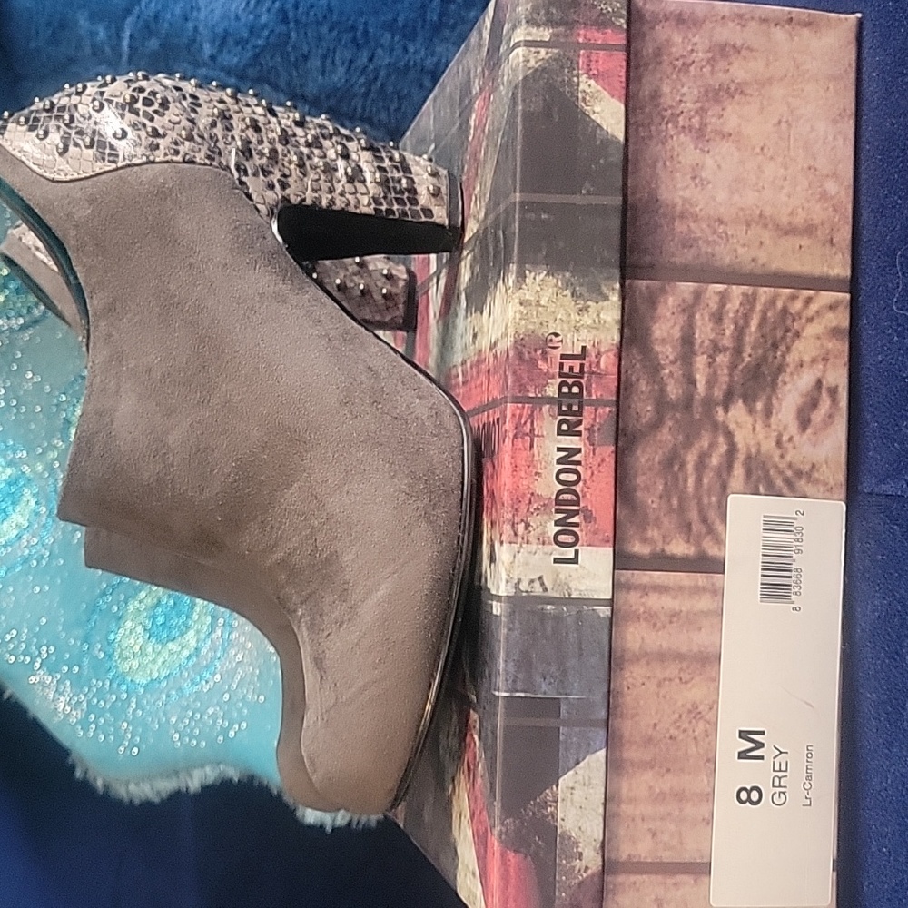 Like new London Rebel size 8 boots